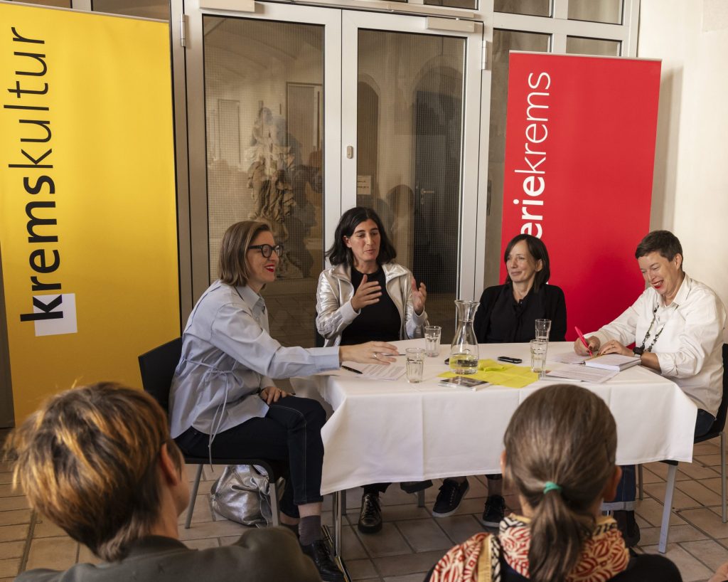 Aufnahme vom ask-Dialog im museumkrems zum Thema "Die Tabakfabrik als Ort der Emanzipation". In den Dialog getreten sind die ask-Autorinnen Astrid Kuffner und Nina Schedlmayer mit Historikerin Edith Blaschitz von der Universität für Weiterbildung Krems und der Künstlerin Anne Glassner. | © Barbara Elser
