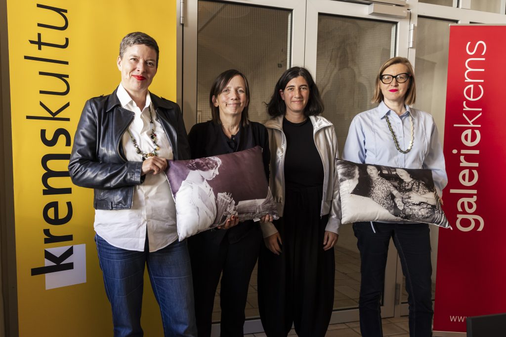 Gruppenfoto der Gesprächsteilnehmerinnen von „Im Dialog“ zum Thema "Die Tabakfabrik als Ort der Emanzipation". Von links nach rechts: ask-Autorin Astrid Kuffner, Historikerin Edith Blaschitz von der Universität für Weiterbildung Krems, Künstlerin Anne Glassner und ask-Autorin Nina Schedlmayer. | © Barbara Elser