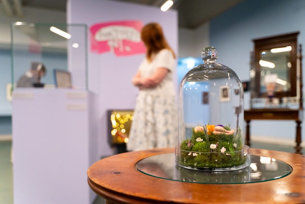 Ansicht der Ausstellung "Fem*flixt!", die In Ergänzung zur Schau „Dieser Haderer“, bis 30. Juni 2027 zu sehen ist. | © Kunstmeile Krems, Foto: Agnes Winkler