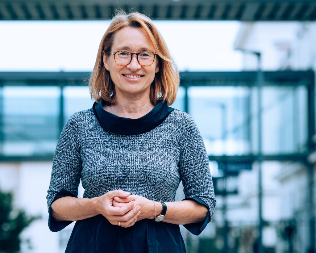 Portrait von Viktoria Weber, Rektorin der Universität für Weiterbildung Krems. | © Walter Skokanitsch