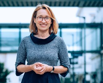 Portrait von Viktoria Weber, Rektorin der Universität für Weiterbildung Krems. | © Walter Skokanitsch