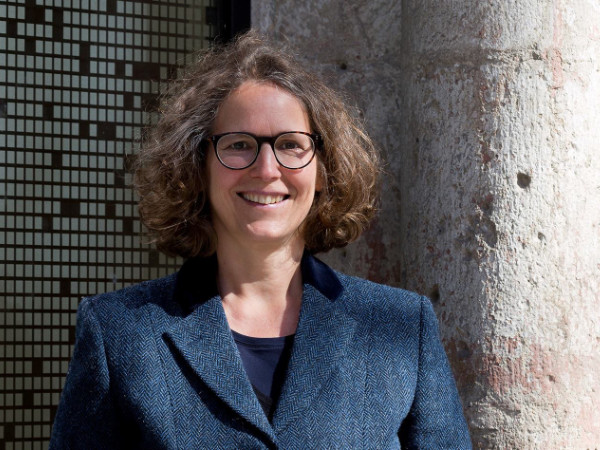 Portrait von Elisabeth Gruber, Historikerin mit thematischem Schwerpunkt im Bereich der Mittelalterforschung und der historischen Grundwissenschaften und Geschäftsführerin des Instituts für Realienkunde des Mittelalters und der frühen Neuzeit (IMAREAL) der Universität Salzburg mit Standort Krems an der Donau.