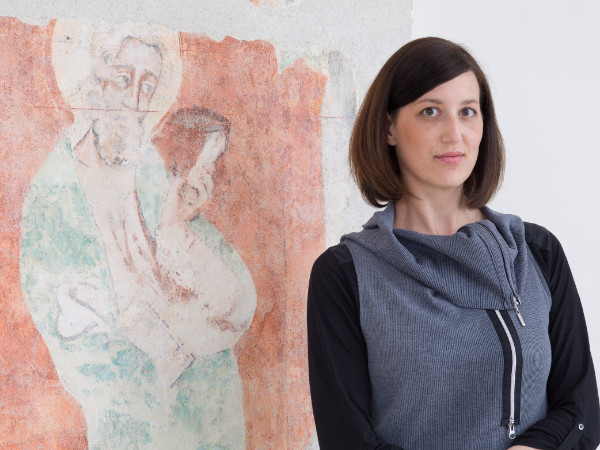 Portrait der Kunsthistorikerin Isabella Nicka, die das Forschungsprojekt "KIKI - Wie das Material ins Bild kam" leitet. | © IMAREAL, Foto: Peter Böttcher