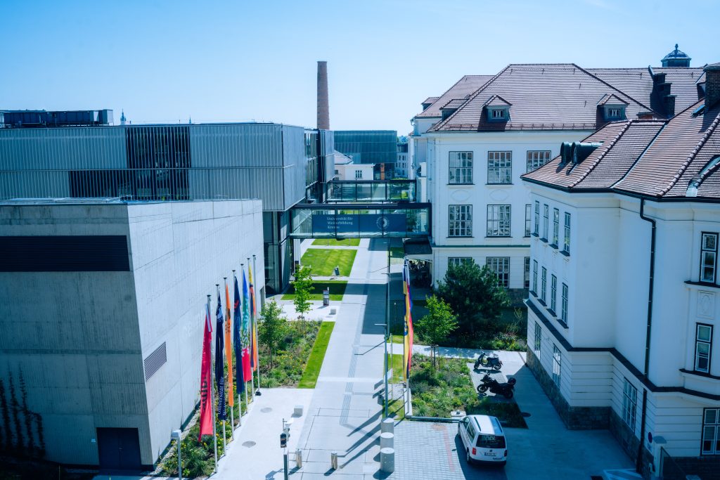 Foto des Campus Krems. Neben der, hier im Vordergrund sichtbaren Universität für Weiterbildung Krems (UWK) ist dort auch das IMC Krems und die klu (Karl Landsteiner Privatuniversität) angesiedelt. | © Walter Skokanitsch