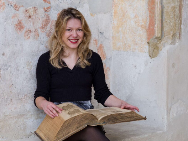 Portrait der Historikerin Anna Vierling. | © IMAREAL, Foto: Peter Böttcher