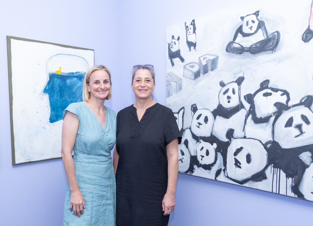 Die Künstlerinnen Astrid Langer und Judith Lavas (von links) fotografiert in ihrer Ausstellung "Fem*flixt!" im Karikaturmuseum Krems. Im Hintergrund sieht man 2 Arbeiten von Astrid Langer. Links: Vogel im Kopf I, 2019. Rechts: Pink Pandas, 2022.| © Karikaturmuseum Krems / APA-Fotoservice, Foto: Richard Tanzer
