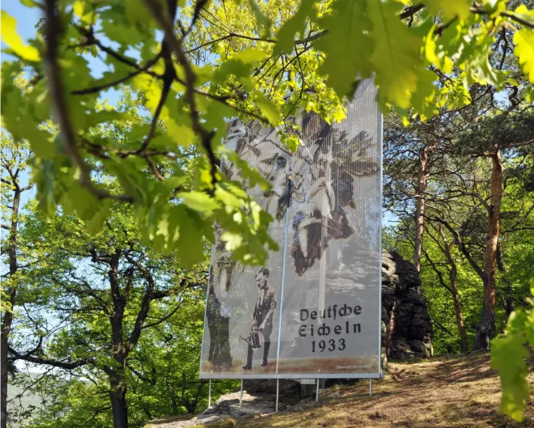 Mahnmal Friedenskreuz St. Lorenz: die Schatten des Naturidylls